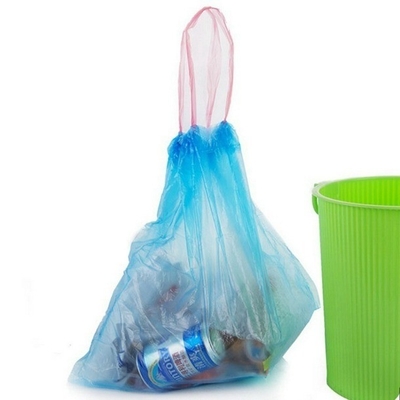 Des sacs à ordures en plastique vert et des poubelles pour une gestion des déchets respectueuse de l'environnement