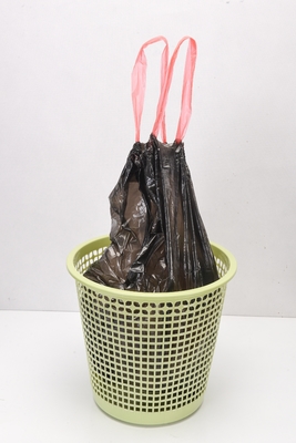 Sacs à ordures avec corde de traction en plastique HDPE