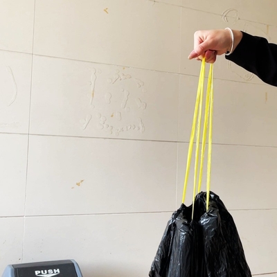 Sac à ordures en plastique noir recyclable en rouleau de 100 litres pour 55 gallons et impression offset