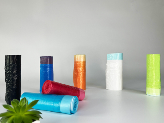 Sacs à ordures en plastique sur rouleau pour une collecte pratique des déchets